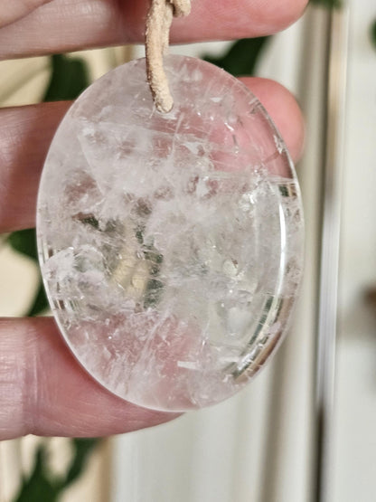 Bergkristall Anhänger, "worry stone förmig", 40 x 30 x 6 mm, gebohrt, am Lederband