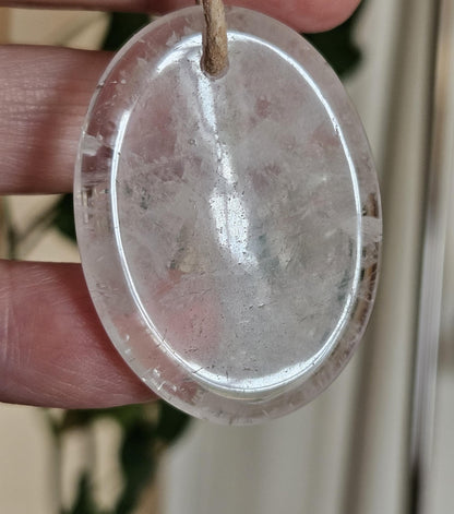 Bergkristall Anhänger, "worry stone förmig", 40 x 30 x 6 mm, gebohrt, am Lederband