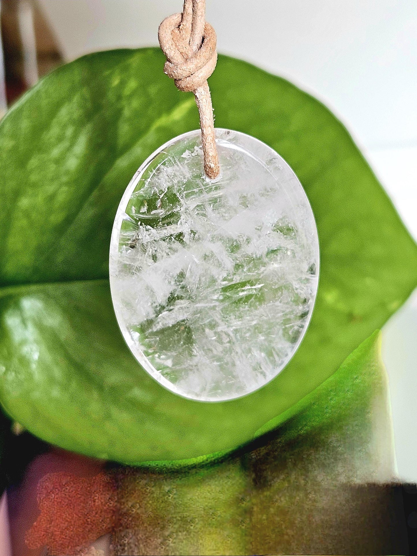 Bergkristall Anhänger, "worry stone förmig", 40 x 30 x 6 mm, gebohrt, am Lederband