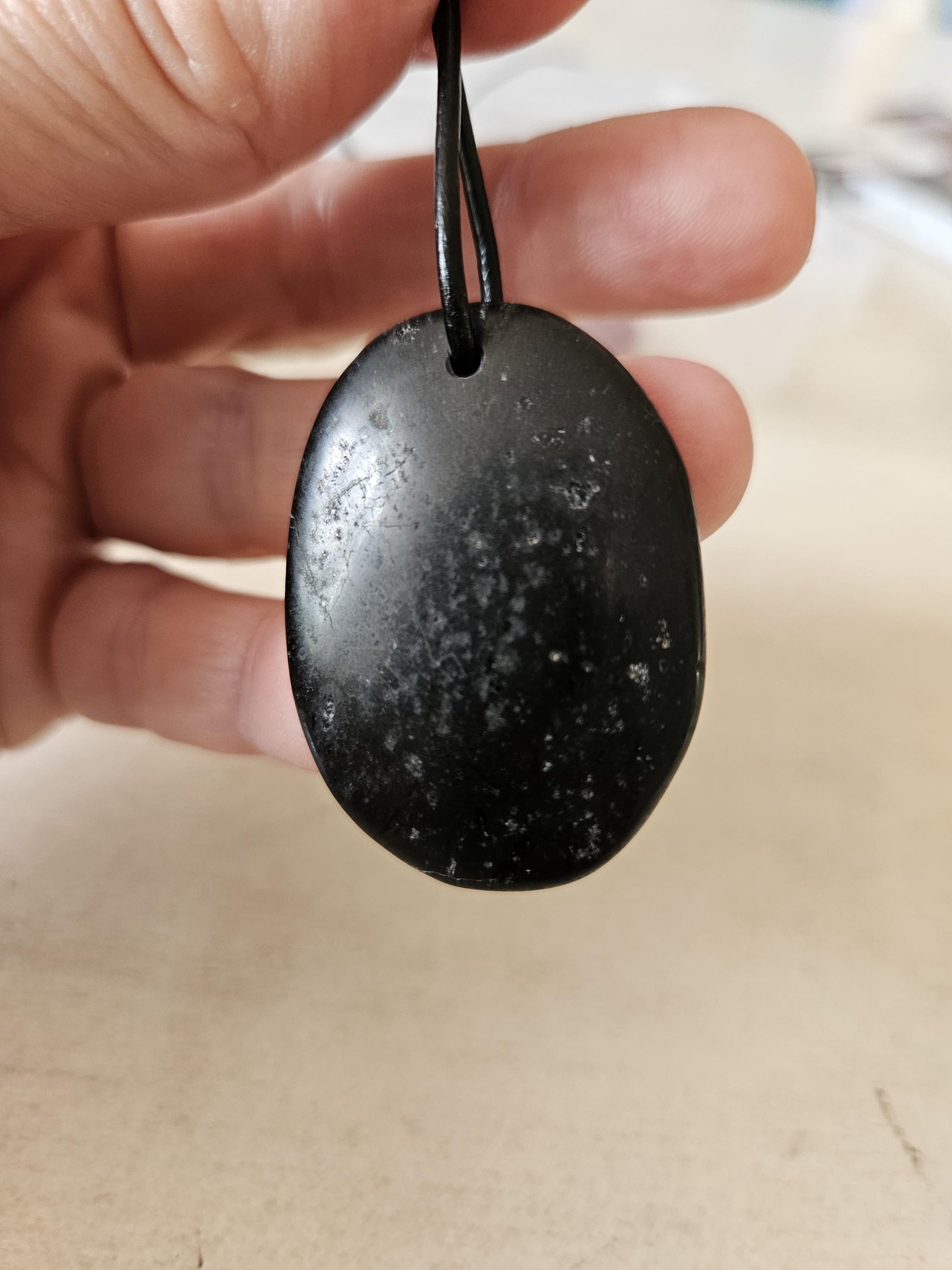 Schwarzer Turmalin, Schörl, Anhänger, Daumenstein, worry stone, 37 x 26 x 6 mm, gebohrt, an verstellbarem Lederband