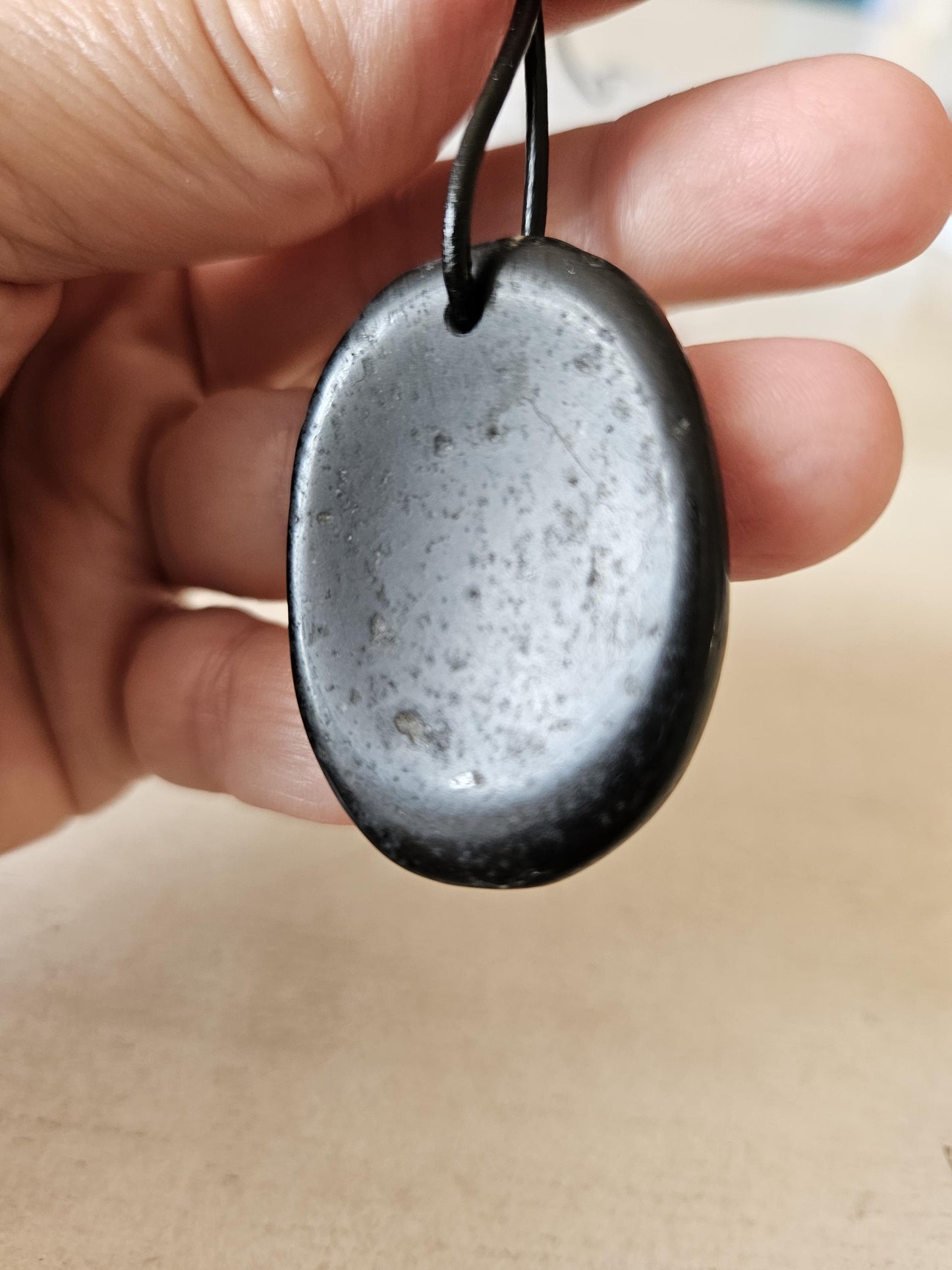 Schwarzer Turmalin, Schörl, Anhänger, Daumenstein, worry stone, 40 x 30 x 6 mm, gebohrt, an verstellbarem Lederband