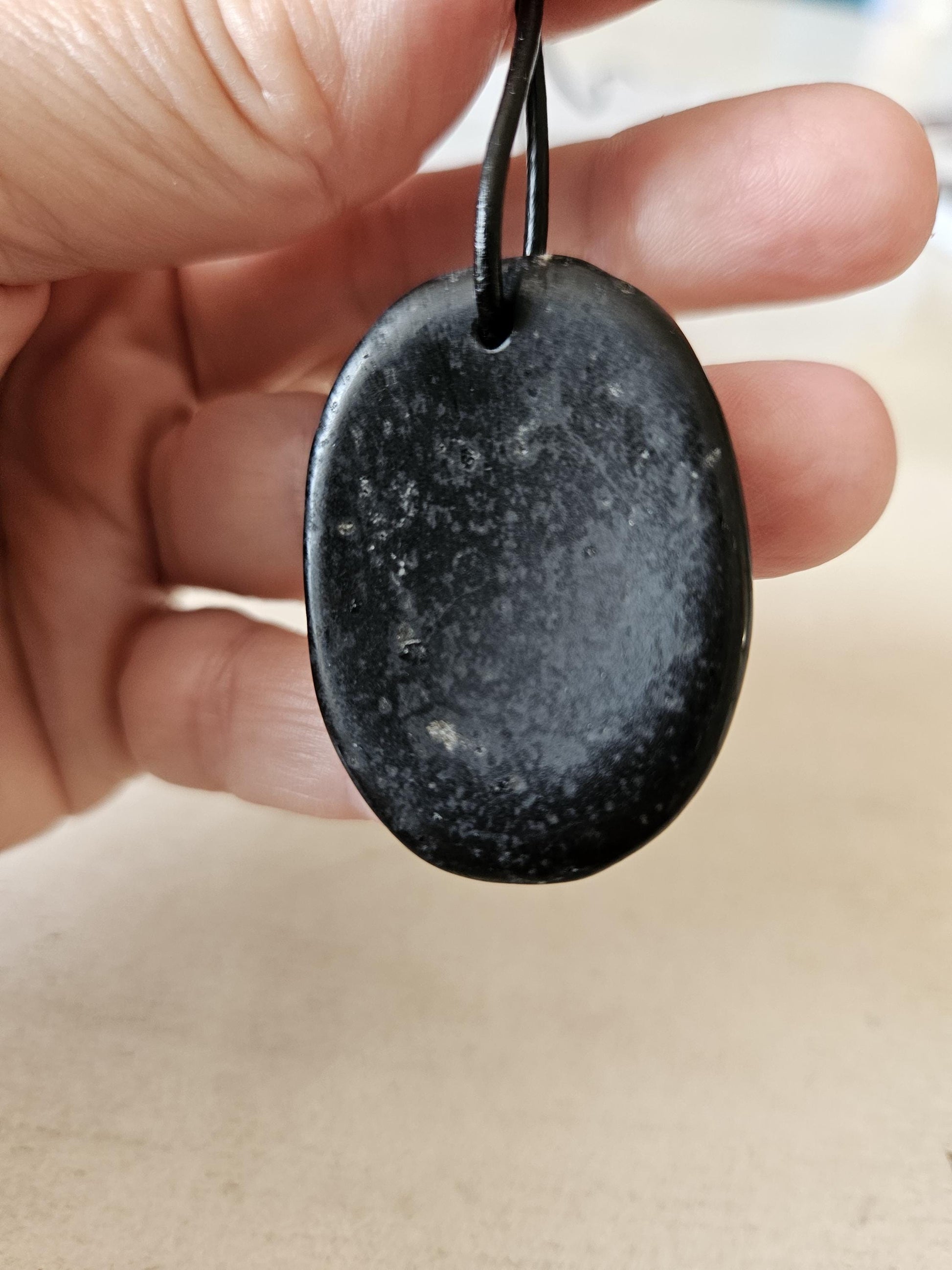 Schwarzer Turmalin, Schörl, Anhänger, Daumenstein, worry stone, 40 x 30 x 6 mm, gebohrt, an verstellbarem Lederband