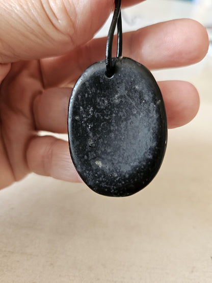 Schwarzer Turmalin, Schörl, Anhänger, Daumenstein, worry stone, 40 x 30 x 6 mm, gebohrt, an verstellbarem Lederband