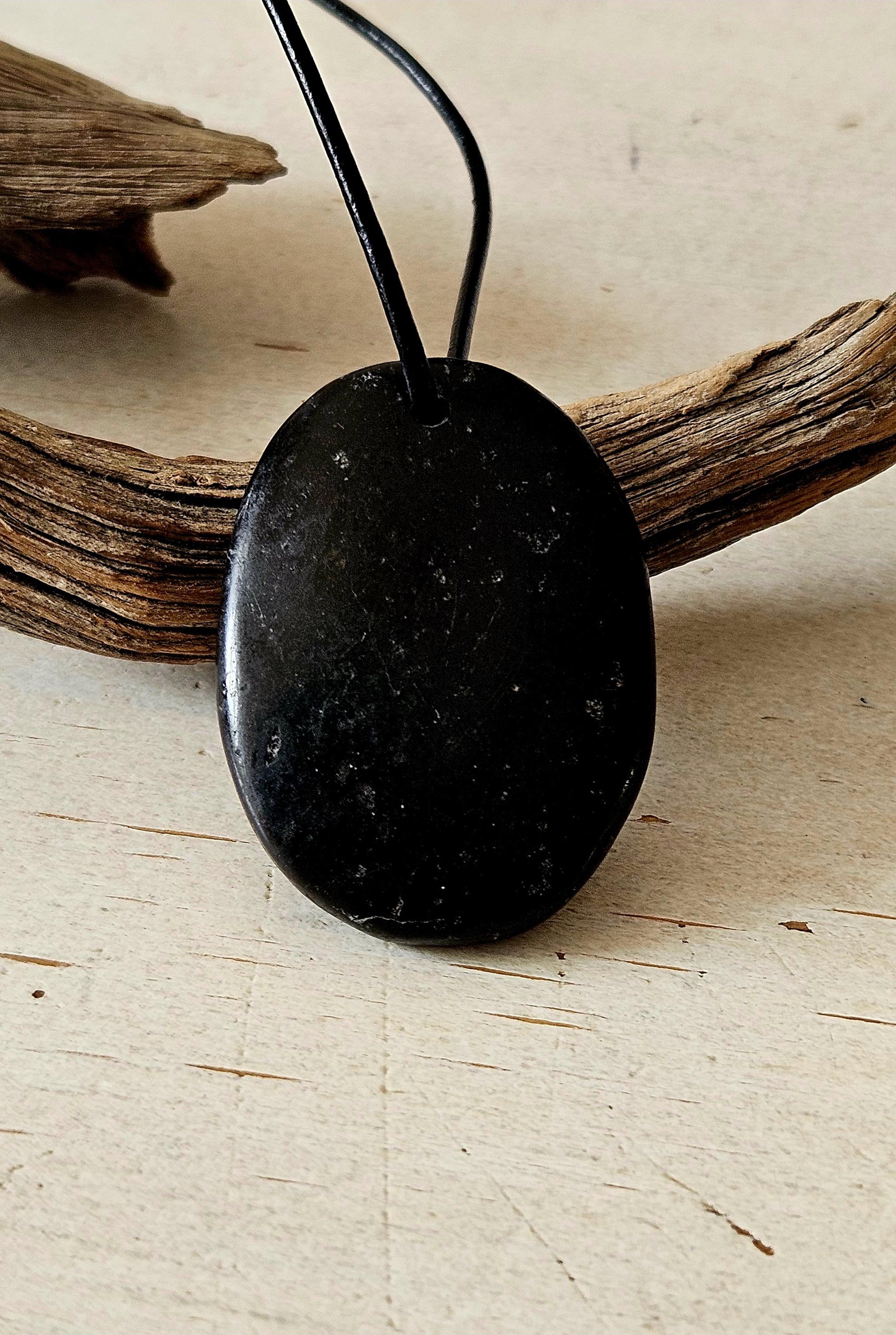Schwarzer Turmalin, Schörl, Anhänger, Daumenstein, worry stone, 37 x 26 x 6 mm, gebohrt, an verstellbarem Lederband
