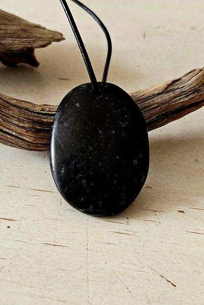 Schwarzer Turmalin, Schörl, Anhänger, Daumenstein, worry stone, 37 x 26 x 6 mm, gebohrt, an verstellbarem Lederband