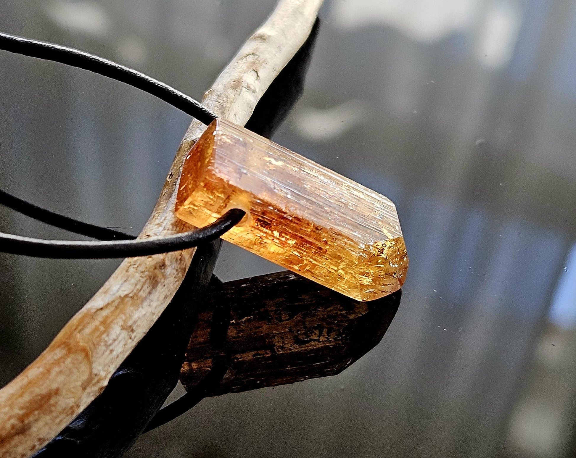 Feiner Imperial Topas Kaiser Topas Goldtopas seltene rötlich goldene Farbe, Anhänger, 28 x 10 x 9 mm, gebohrt, an verstellbarem Lederband