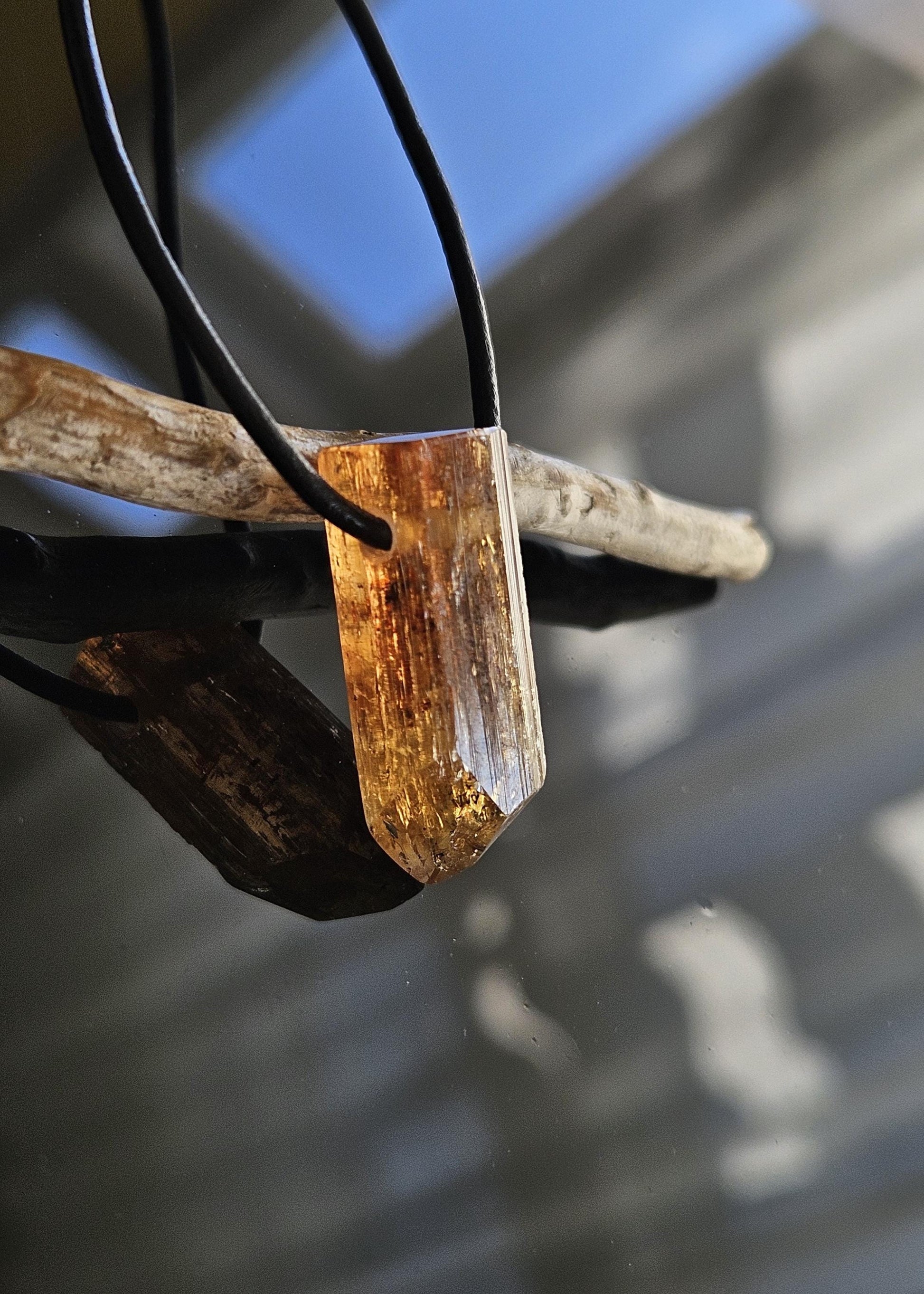 Feiner Imperial Topas Kaiser Topas Goldtopas seltene rötlich goldene Farbe, Anhänger, 28 x 10 x 9 mm, gebohrt, an verstellbarem Lederband