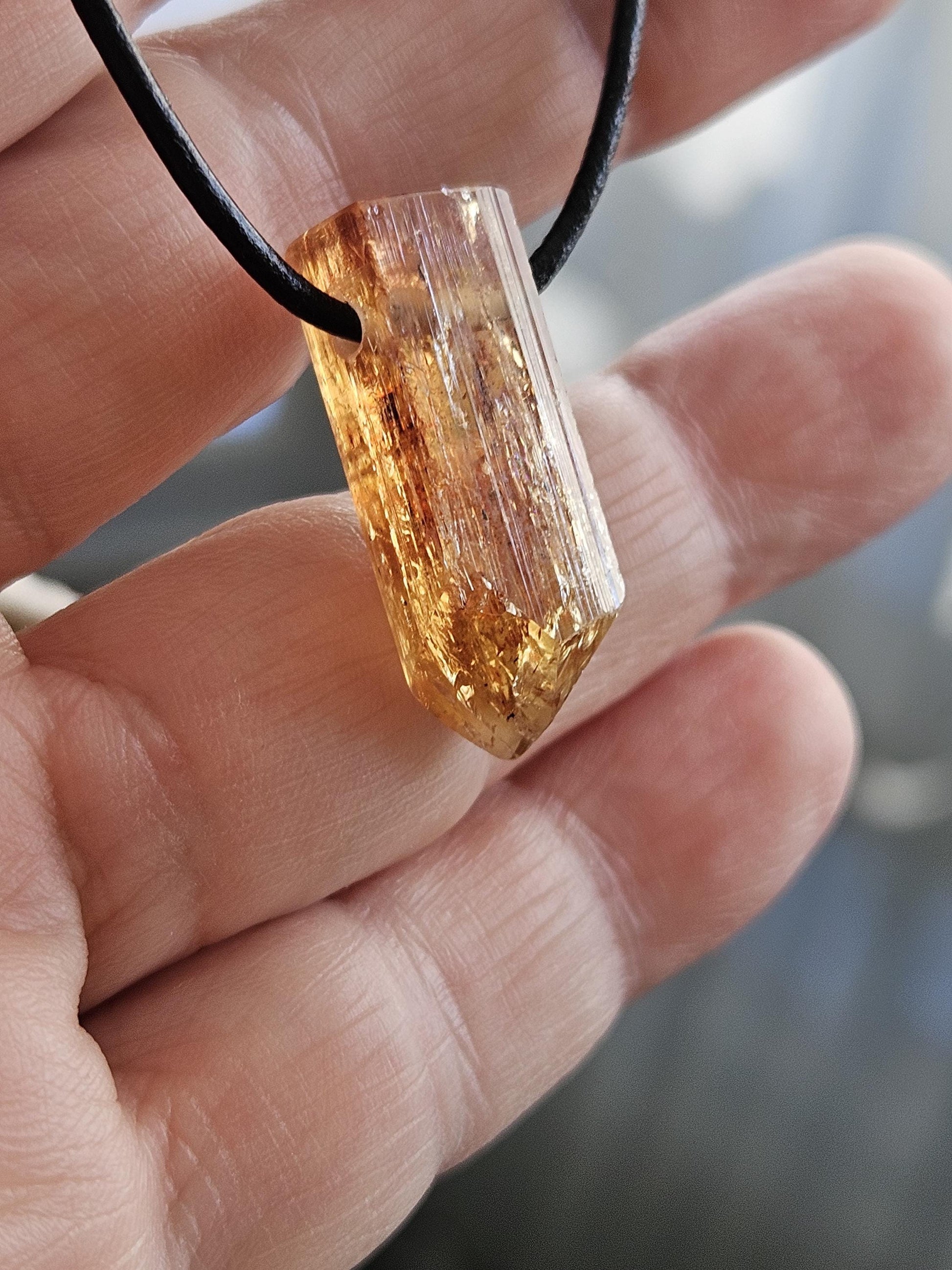 Feiner Imperial Topas Kaiser Topas Goldtopas seltene rötlich goldene Farbe, Anhänger, 28 x 10 x 9 mm, gebohrt, an verstellbarem Lederband