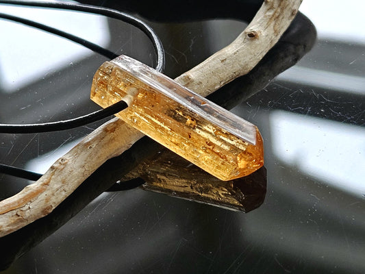 Feiner Imperial Topas Kaiser Topas Goldtopas seltene rötlich goldene Farbe, Anhänger, 35 x 10 x 8 mm, gebohrt, an verstellbarem Lederband