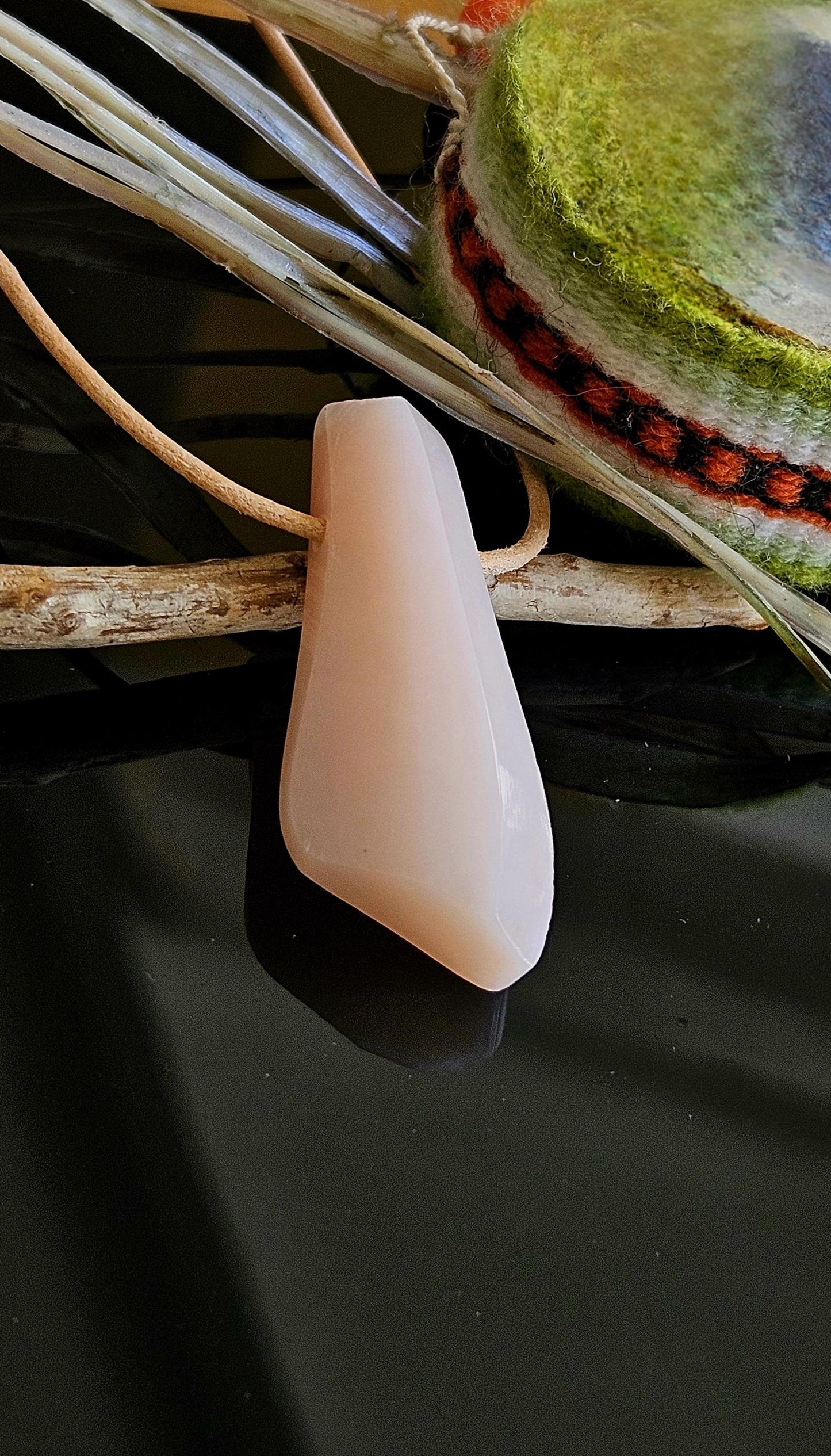 Opal aus Peru , rosa Andenopal pink Opal, 42 x 20 x 10 mm, gebohrt, an verstellbarem Lederband, Unikat von uns mit Liebe geschliffen