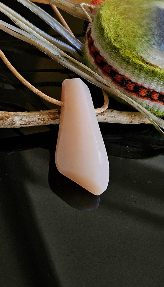 Opal aus Peru , rosa Andenopal pink Opal, 42 x 20 x 10 mm, gebohrt, an verstellbarem Lederband, Unikat von uns mit Liebe geschliffen