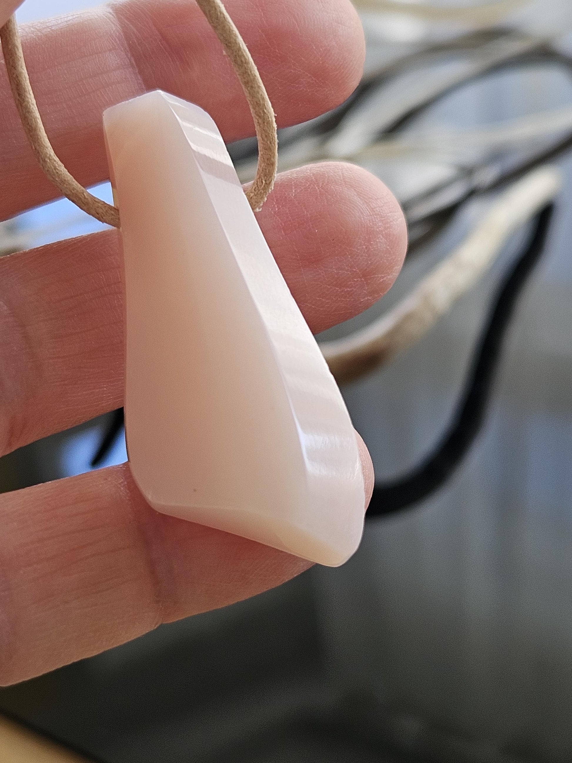Opal aus Peru , rosa Andenopal pink Opal, 42 x 20 x 10 mm, gebohrt, an verstellbarem Lederband, Unikat von uns mit Liebe geschliffen