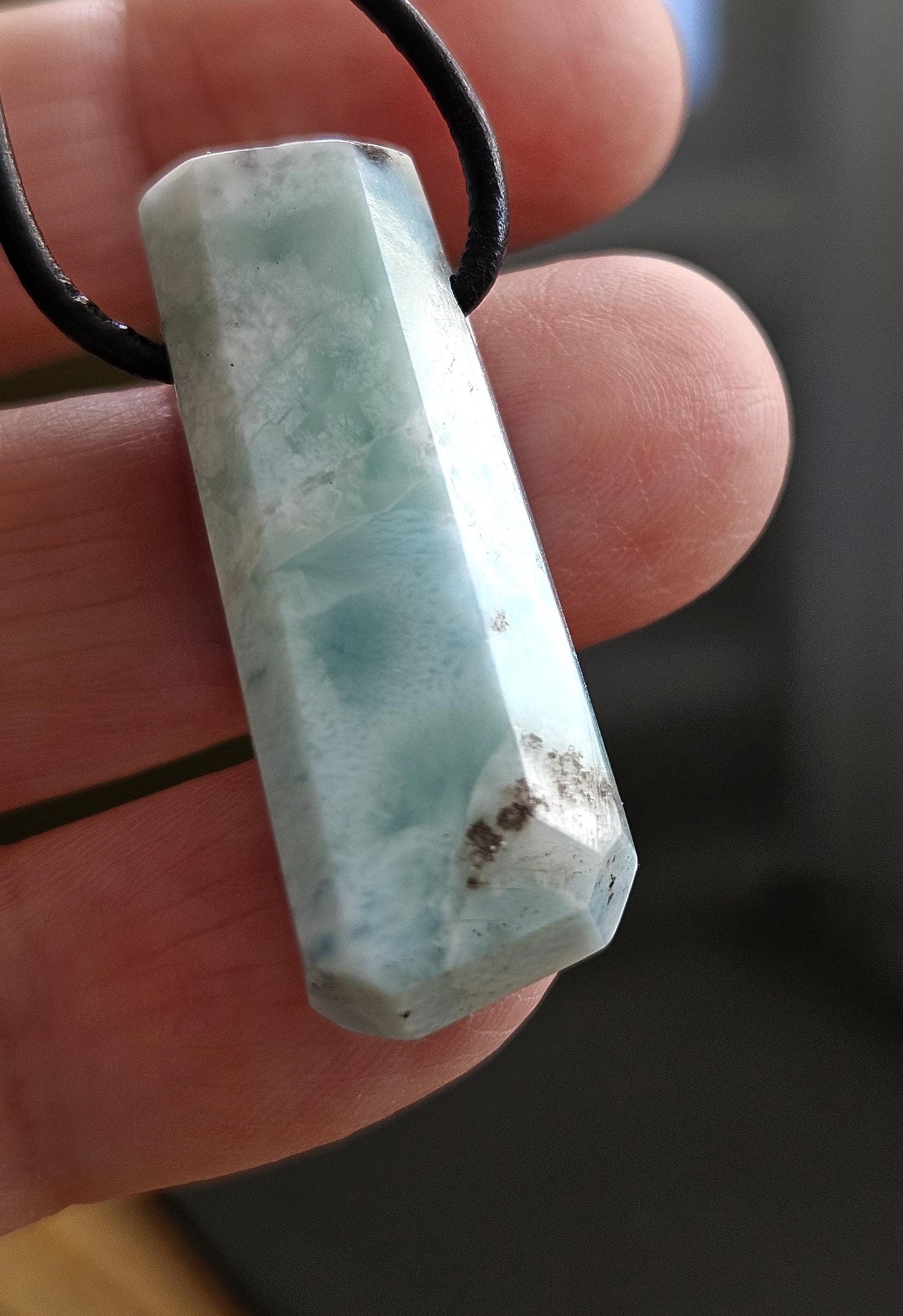 Schöner Larimar, Atlantis Stein Anhänger, 35 x 14 x 10 mm, gebohrt, Larimar Anhänger, gebohrt, an verstellbarem Lederband