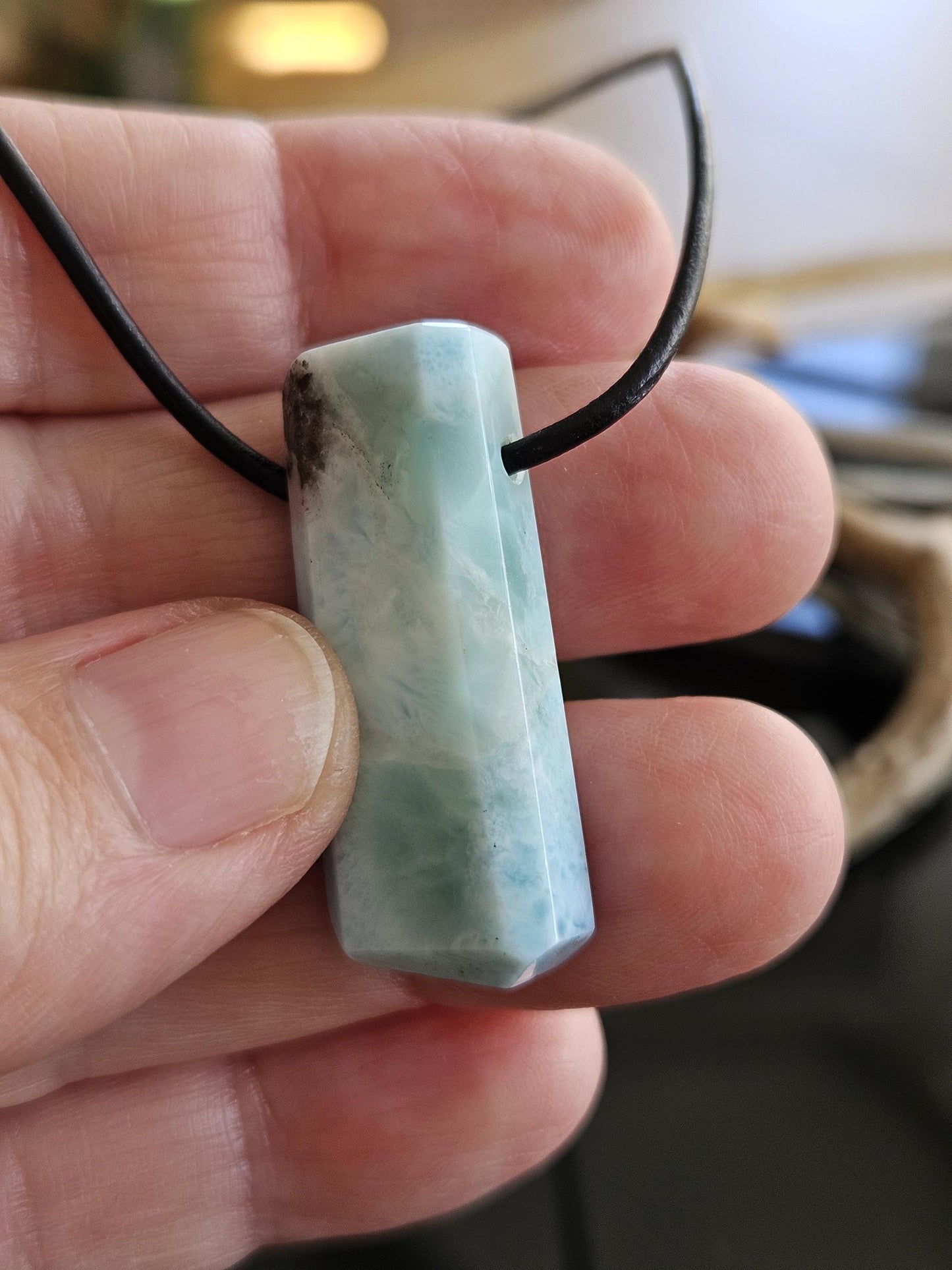 Schöner Larimar, Atlantis Stein Anhänger, 35 x 14 x 10 mm, gebohrt, Larimar Anhänger, gebohrt, an verstellbarem Lederband