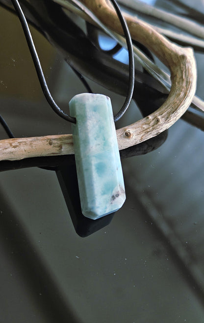 Schöner Larimar, Atlantis Stein Anhänger, 35 x 14 x 10 mm, gebohrt, Larimar Anhänger, gebohrt, an verstellbarem Lederband