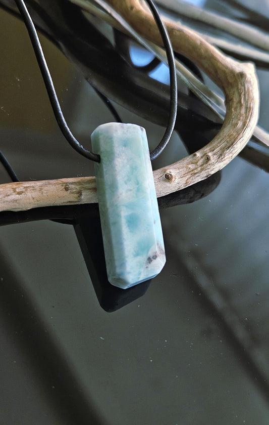 Schöner Larimar, Atlantis Stein Anhänger, 35 x 14 x 10 mm, gebohrt, Larimar Anhänger, gebohrt, an verstellbarem Lederband