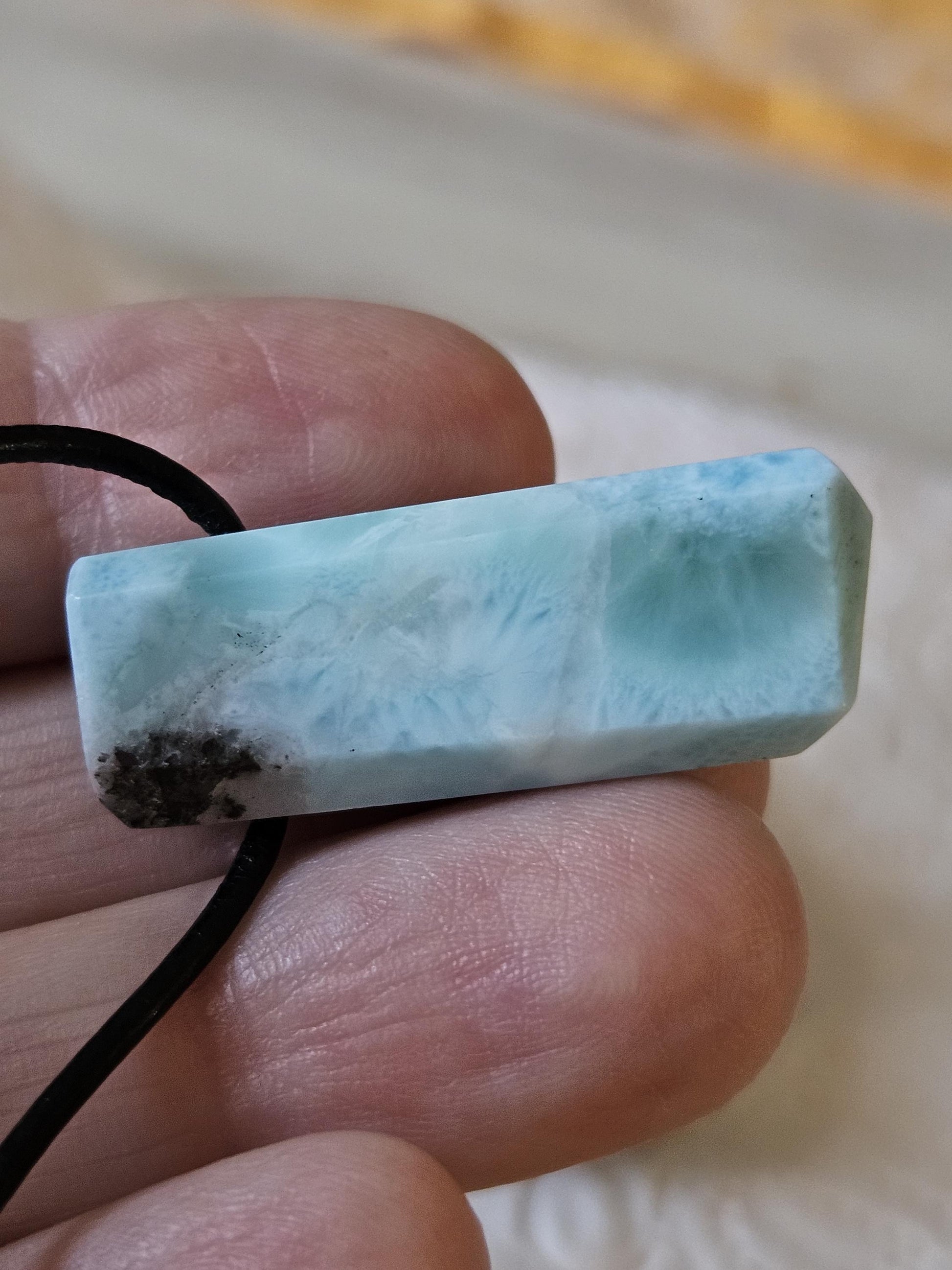 Schöner Larimar, Atlantis Stein Anhänger, 35 x 14 x 10 mm, gebohrt, Larimar Anhänger, gebohrt, an verstellbarem Lederband