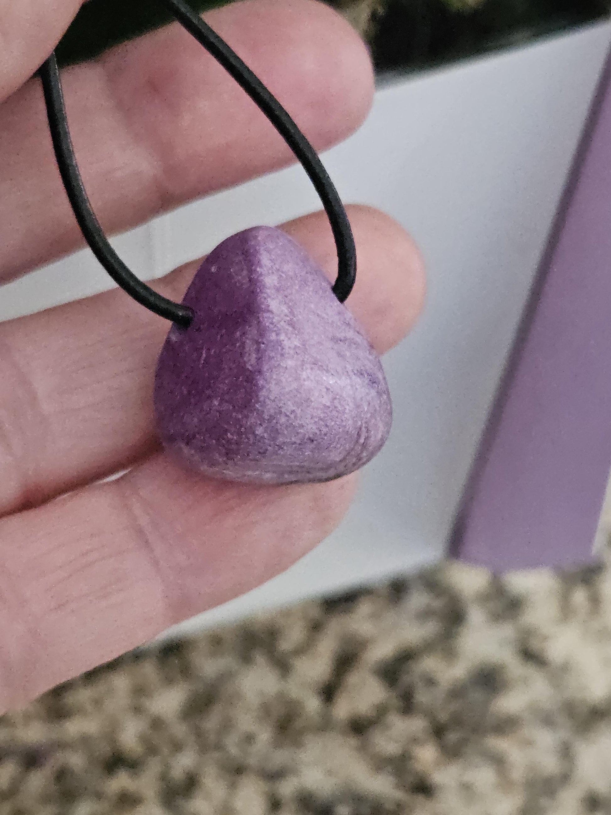 Seltener Stichtit Anhänger 24 x 22 x 19 mm, gebohrt, an verstellbarem Lederband