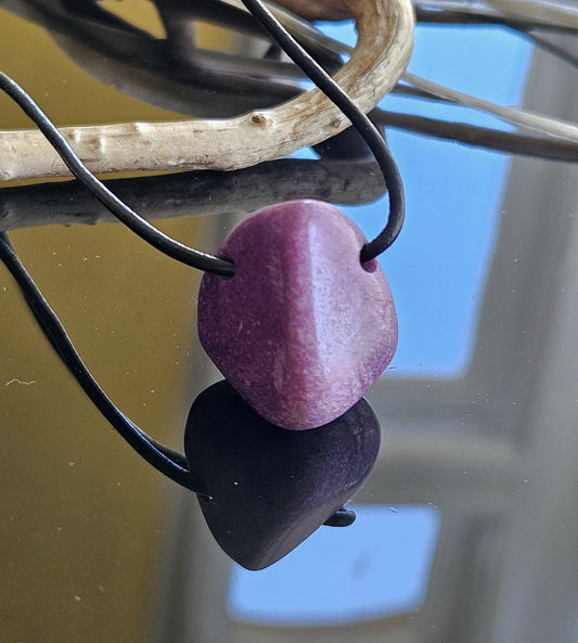 Seltener Stichtit Anhänger 24 x 22 x 19 mm, gebohrt, an verstellbarem Lederband
