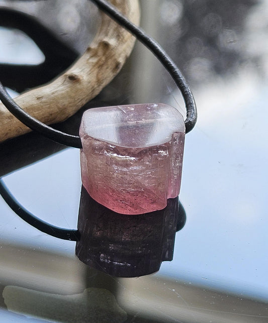 Turmalin rosa Rubellit Kristall Anhänger, Rohstein Stäbchen 12 x 15 x 14 mm, gebohrt, an verstellbarem Lederband, 4,97 g., 24,85 ct.