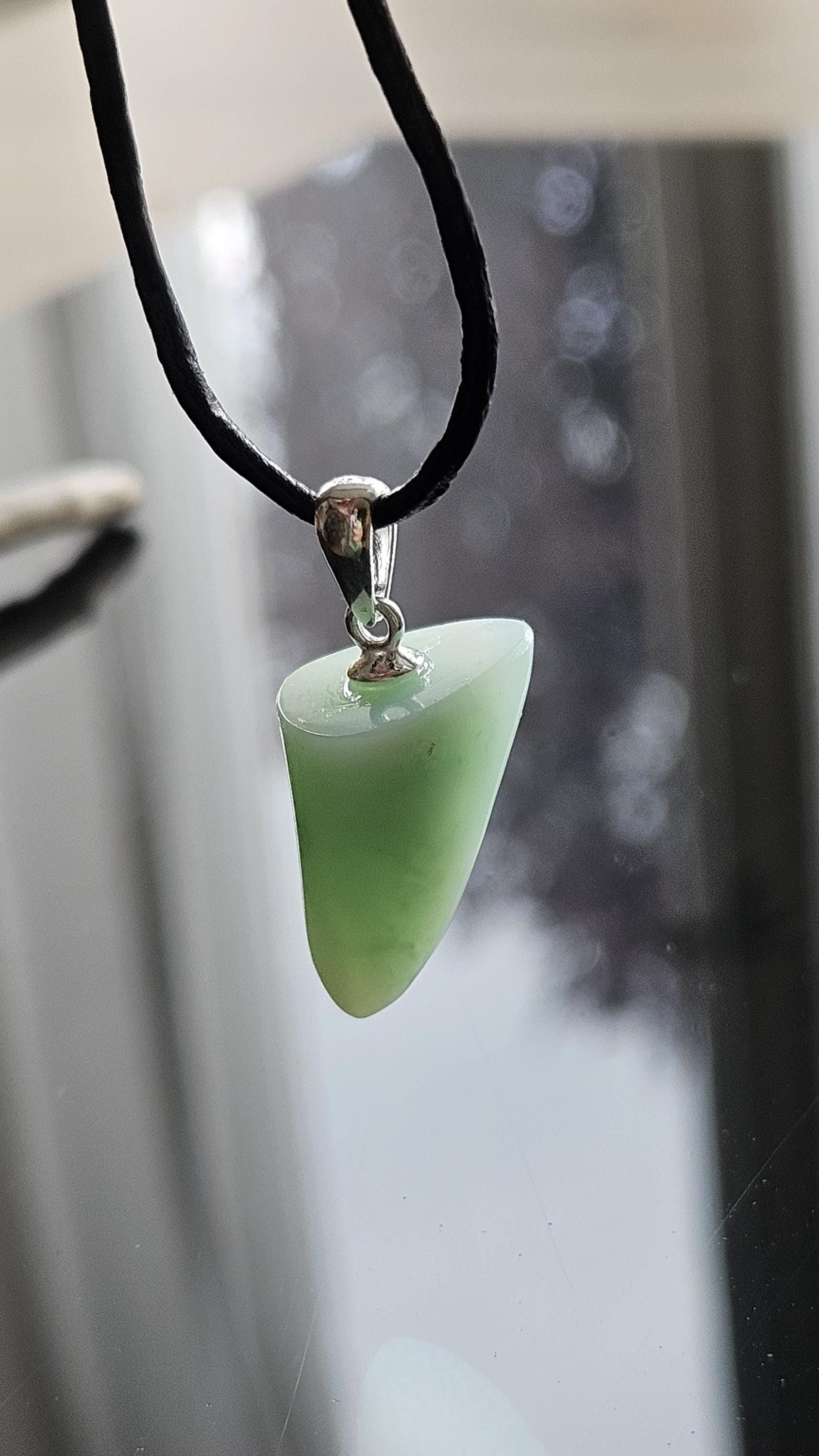 Feiner kleiner Chrysopras Anhänger, an 925er Silber Öse, an verstellbarem Lederband