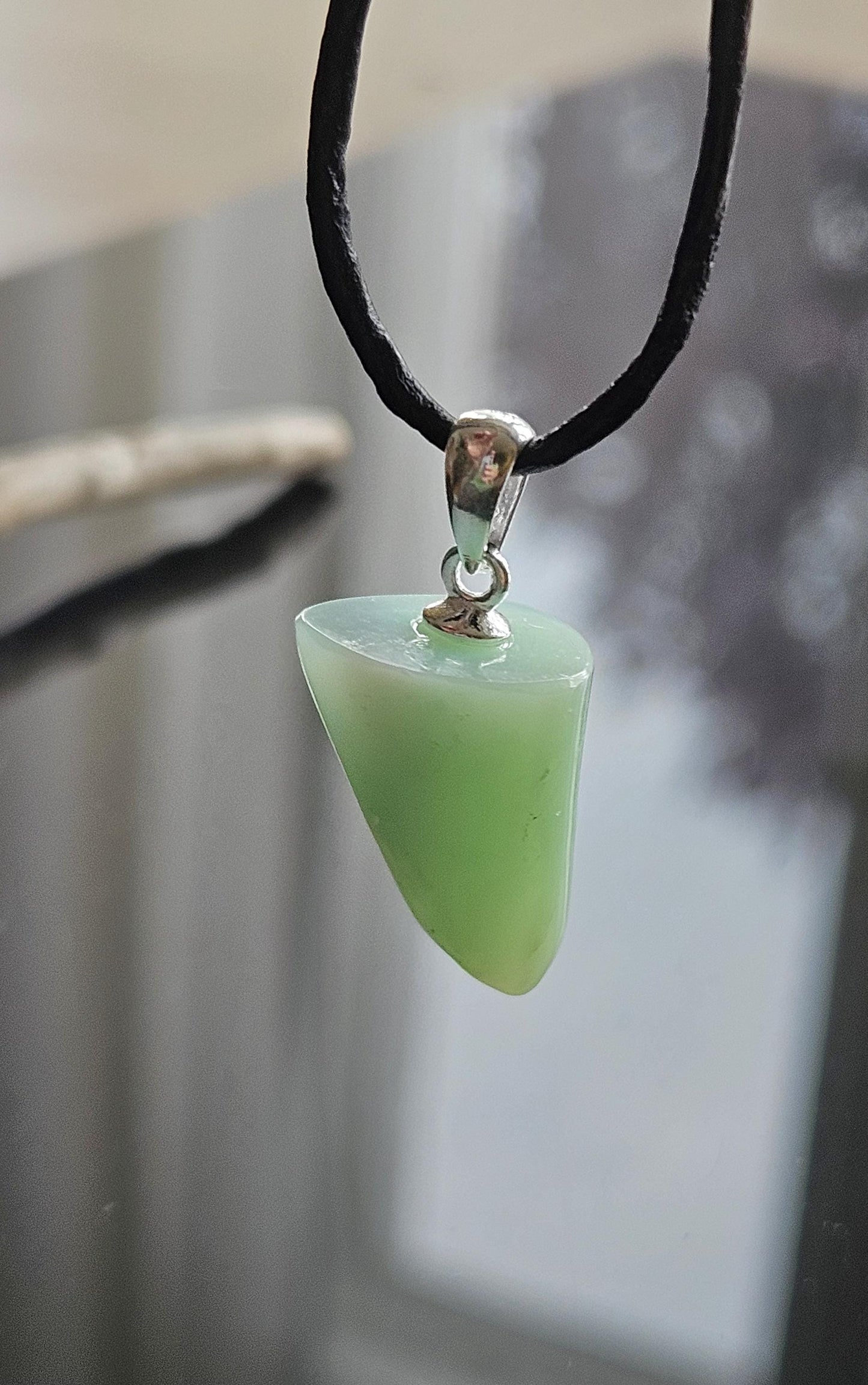 Feiner kleiner Chrysopras Anhänger, an 925er Silber Öse, an verstellbarem Lederband