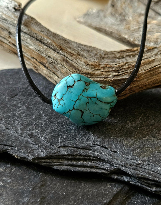 Arizona Türkis, kleiner Nugget Anhänger, 17 x 22 x 9 mm, gebohrt, an verstellbarem Lederband