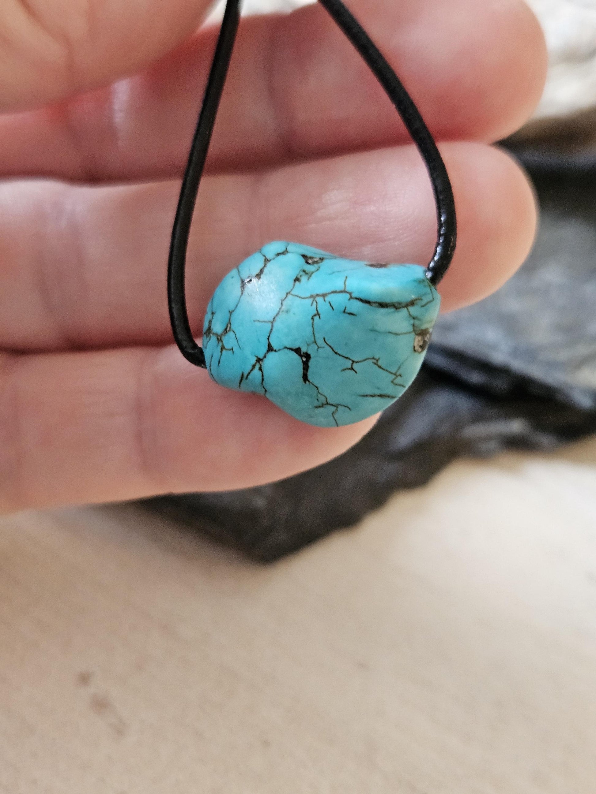 Arizona Türkis, kleiner Nugget Anhänger, 17 x 22 x 9 mm, gebohrt, an verstellbarem Lederband