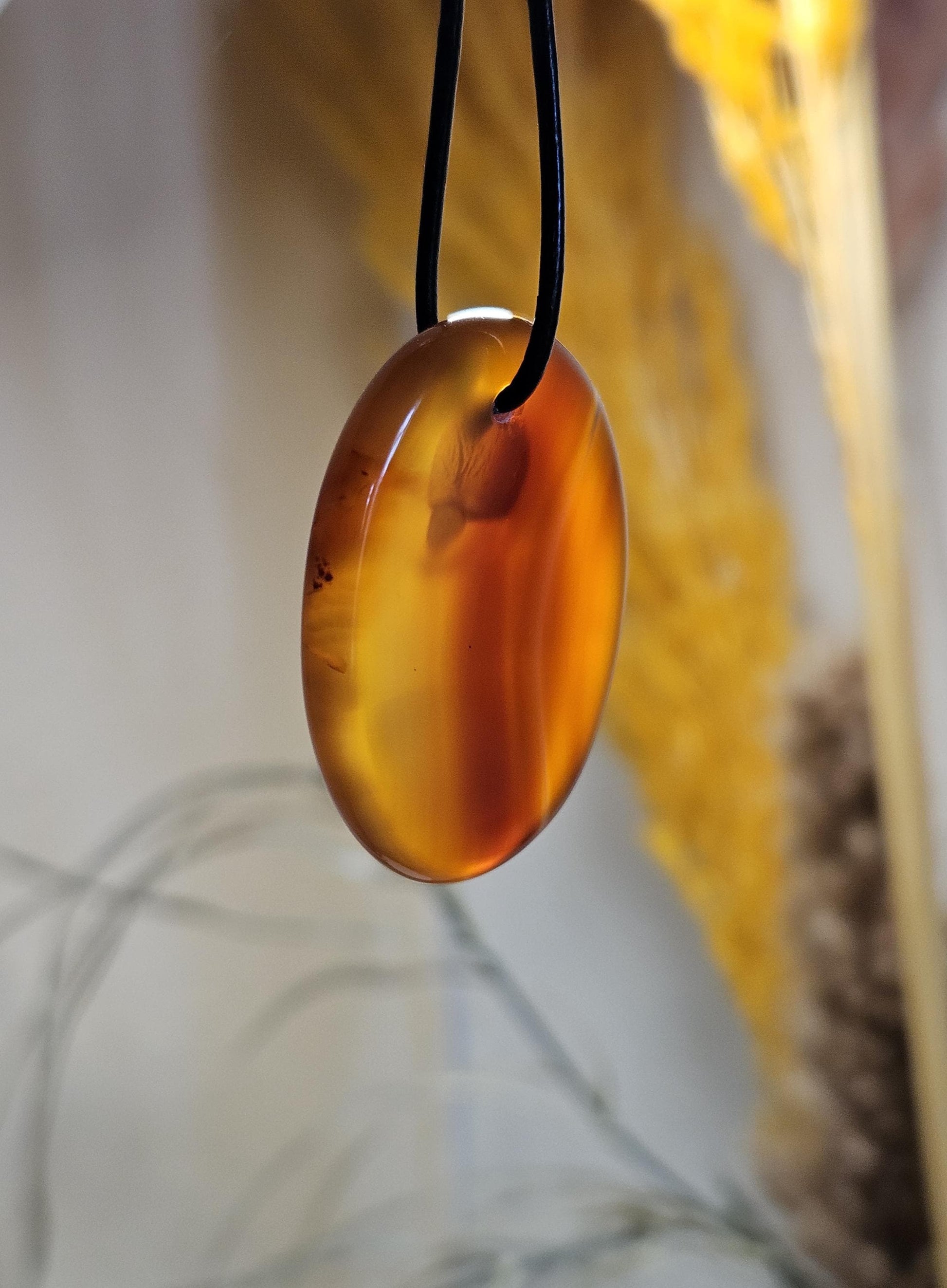 Carneol, Sarder Worry Stone Anhänger, 40 x 30 x 6 mm, gebohrt, am Lederband