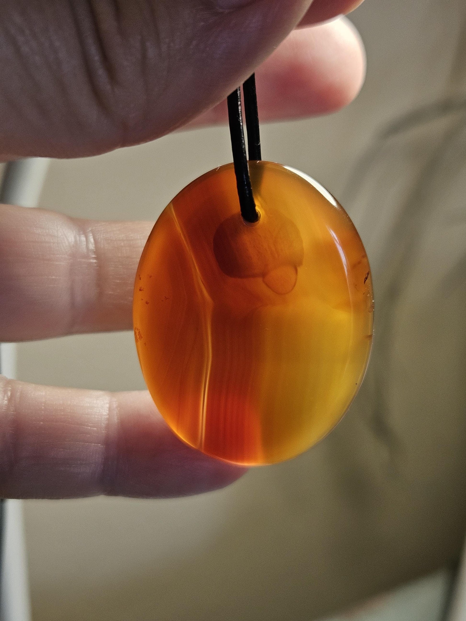 Carneol, Sarder Worry Stone Anhänger, 40 x 30 x 6 mm, gebohrt, am Lederband