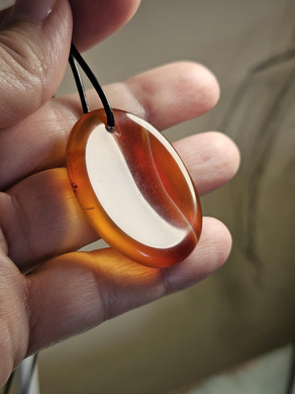 Carneol, Sarder Worry Stone Anhänger, 40 x 30 x 6 mm, gebohrt, am Lederband