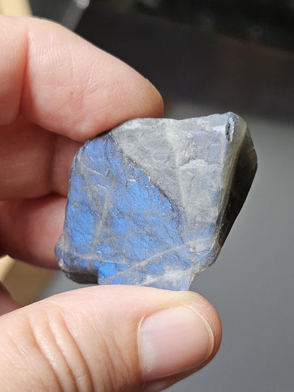 Wunderschöner blauer Labradorit Rohstein getrommelt 42 x 30 x 19 mm, als Heilstein gut einsetzbar
