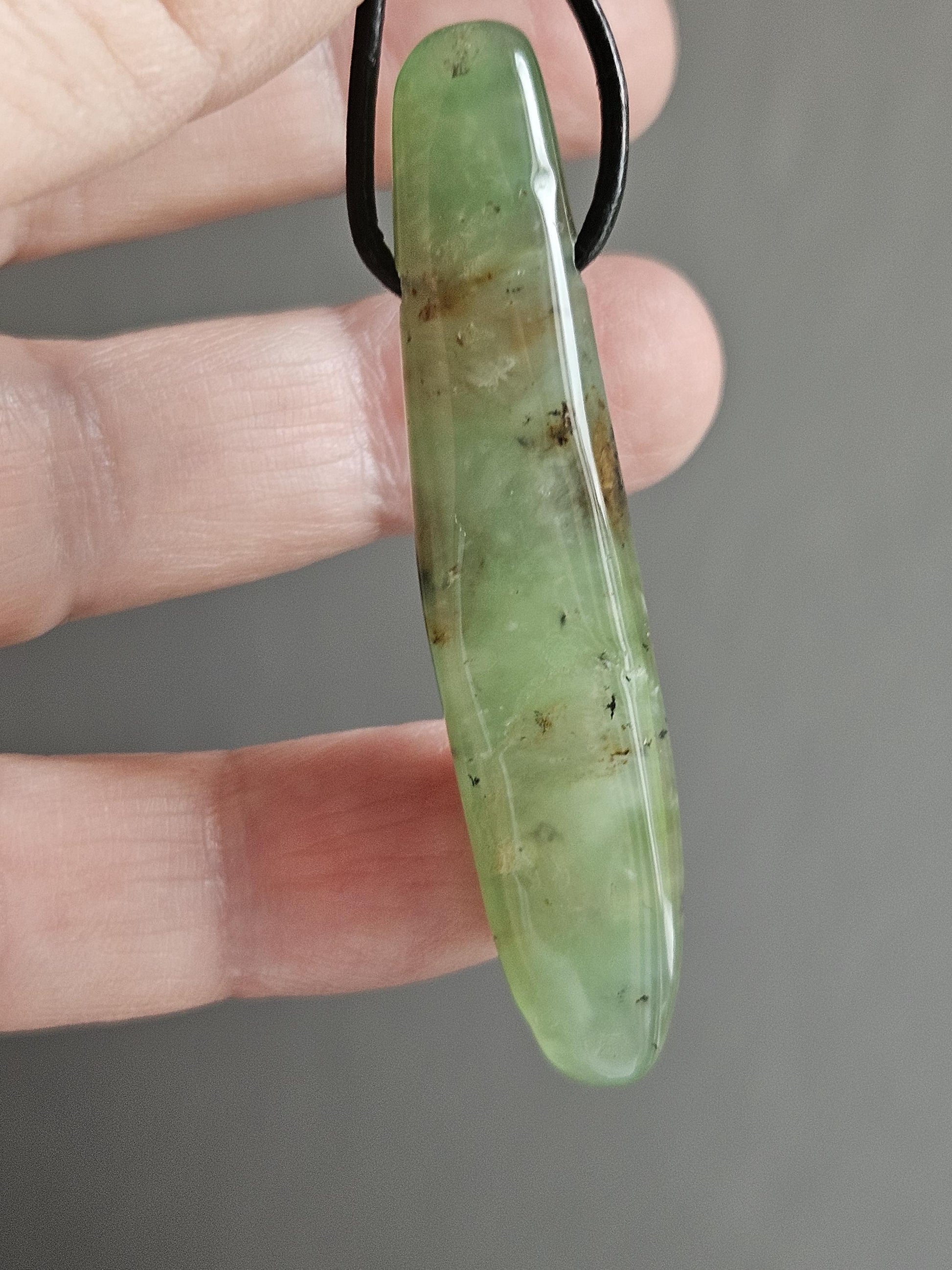Durchscheinender Chrysopras Anhänger 59 x 12 x 8 mm, gebohrt, an verstellbarem Lederband