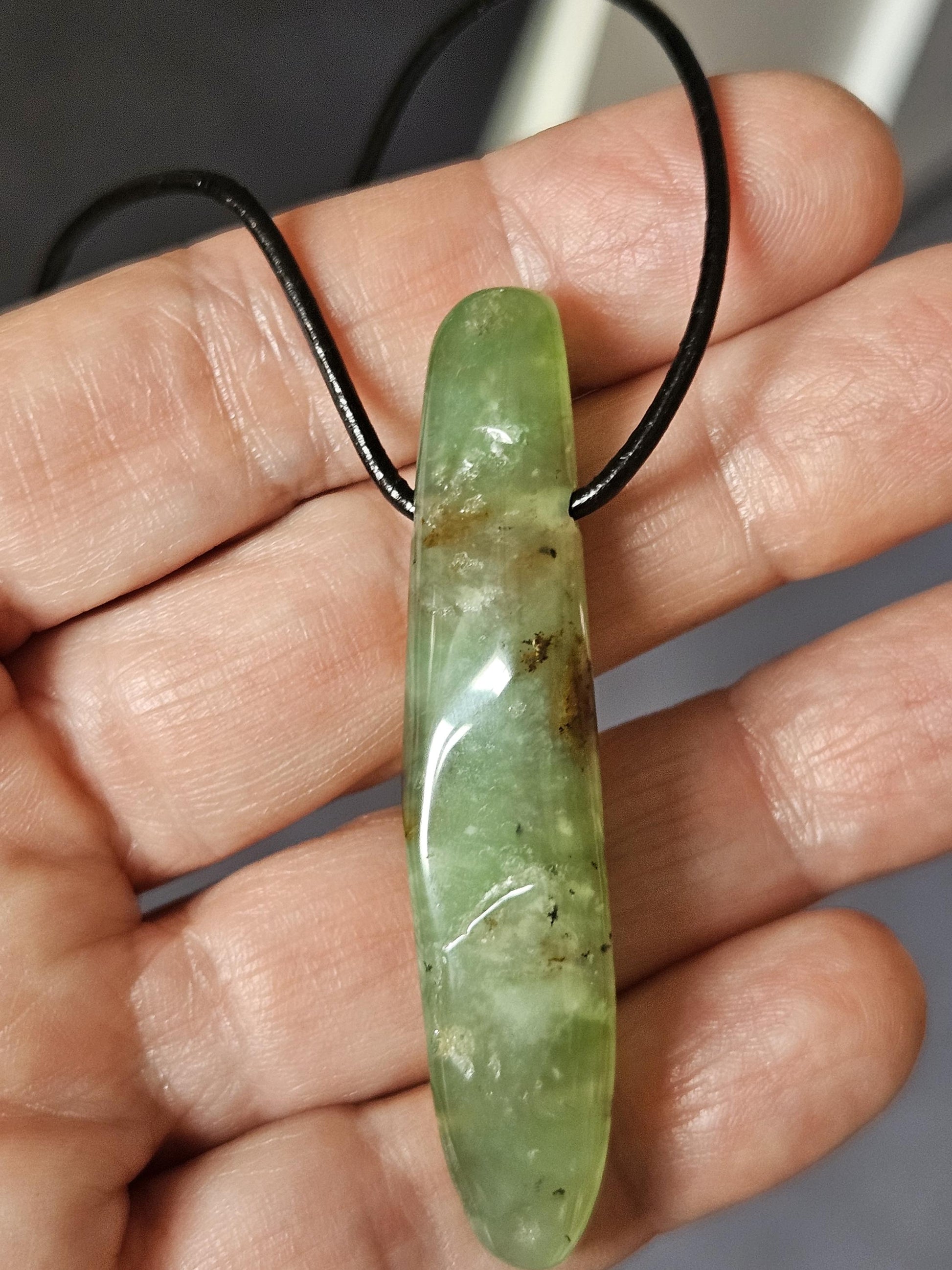 Durchscheinender Chrysopras Anhänger 59 x 12 x 8 mm, gebohrt, an verstellbarem Lederband