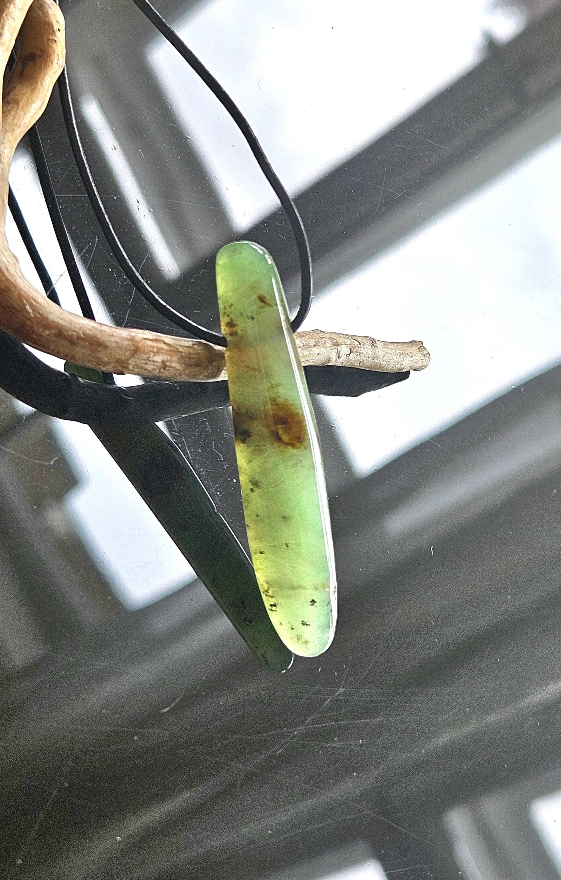 Durchscheinender Chrysopras Anhänger 59 x 12 x 8 mm, gebohrt, an verstellbarem Lederband