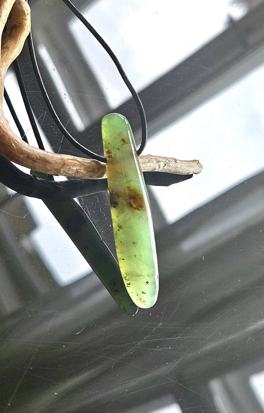Durchscheinender Chrysopras Anhänger 59 x 12 x 8 mm, gebohrt, an verstellbarem Lederband