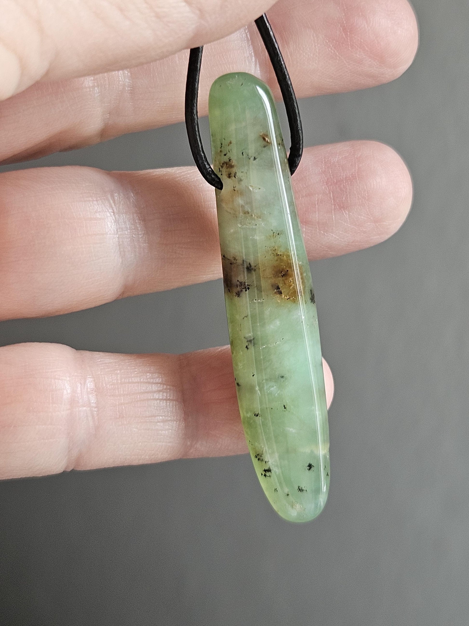 Durchscheinender Chrysopras Anhänger 59 x 12 x 8 mm, gebohrt, an verstellbarem Lederband