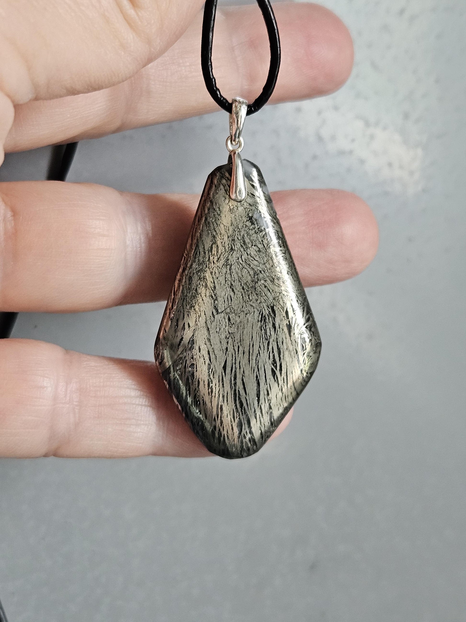 Rarität Federpyrit Anhänger, an 925er Silber Öse, an verstellbarem Lederband
