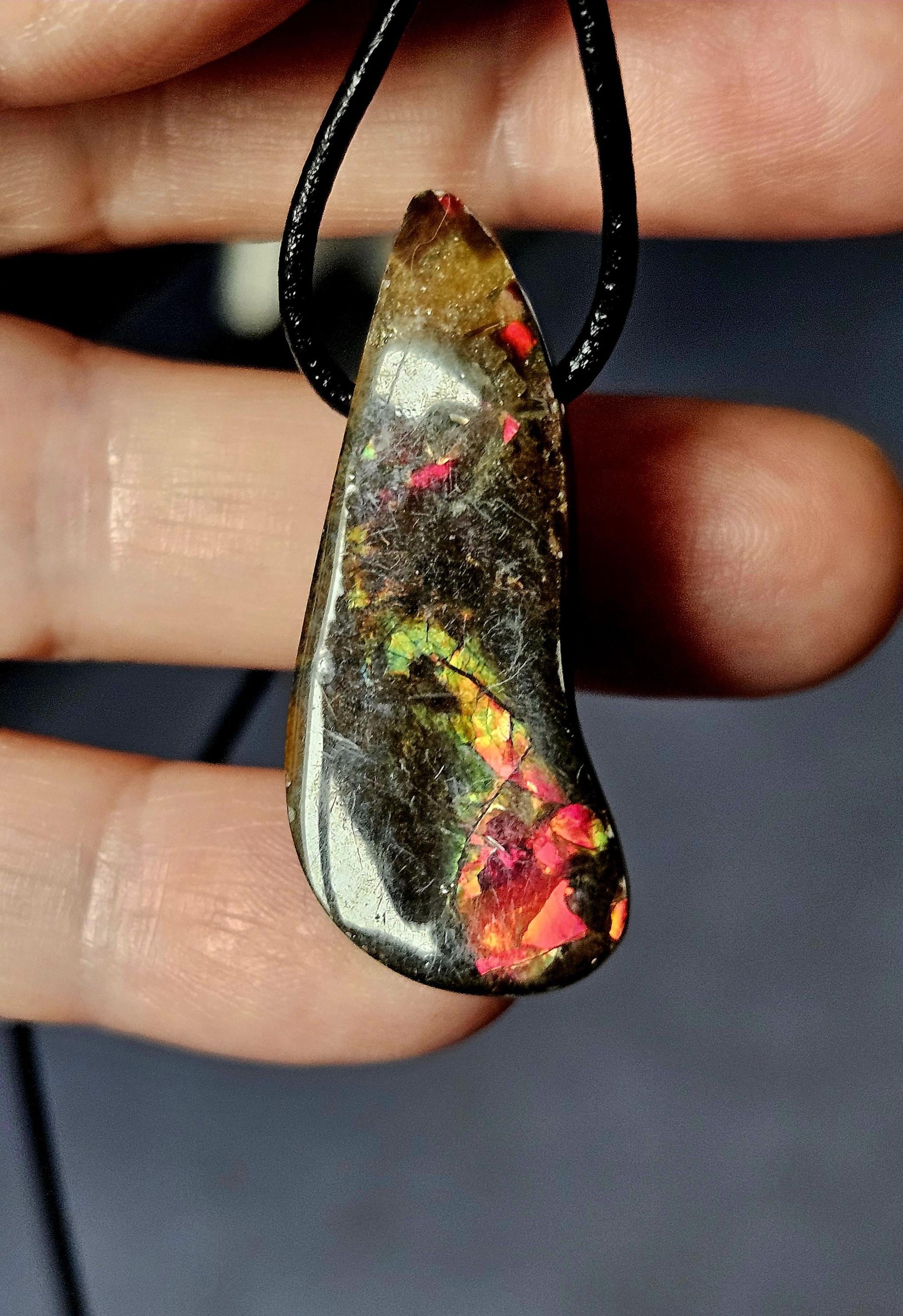 Traumhafter magischer Ammolit Opal aus Kanada, Anhänger, 39 x 17 x 9 mm, gebohrt, an verstellbarem Lederband