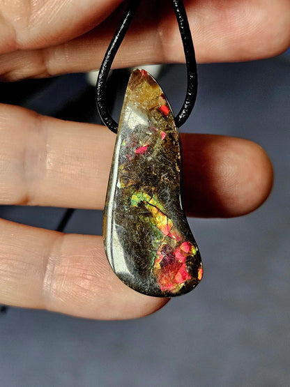 Traumhafter magischer Ammolit Opal aus Kanada, Anhänger, 39 x 17 x 9 mm, gebohrt, an verstellbarem Lederband