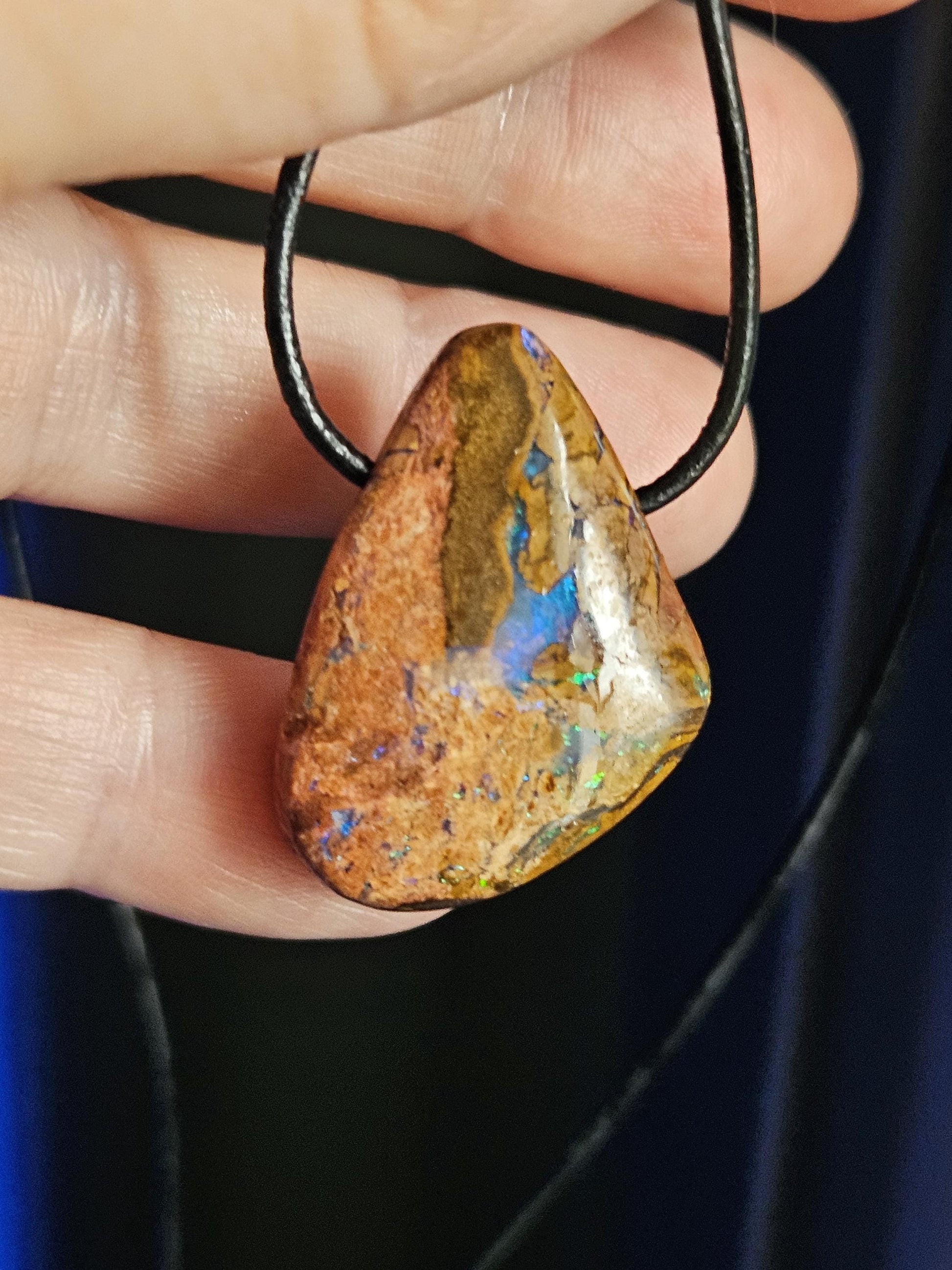 Magischer Boulder Opal Anhänger,"Atlantis Love", 32 x 23 x 9 mm, gebohrt, an verstellbarem Lederband, beidseitig tragbar