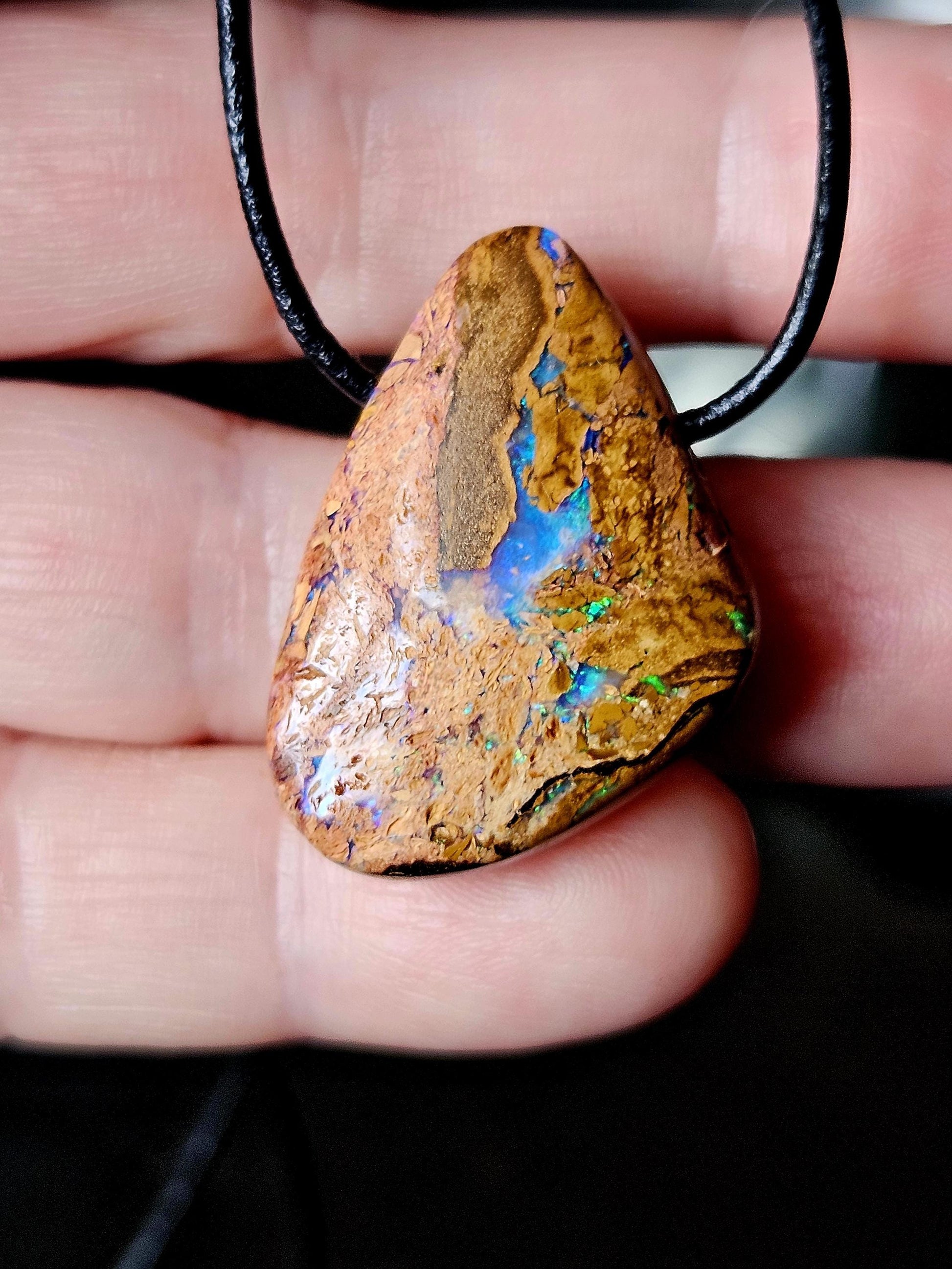 Magischer Boulder Opal Anhänger,"Atlantis Love", 32 x 23 x 9 mm, gebohrt, an verstellbarem Lederband, beidseitig tragbar