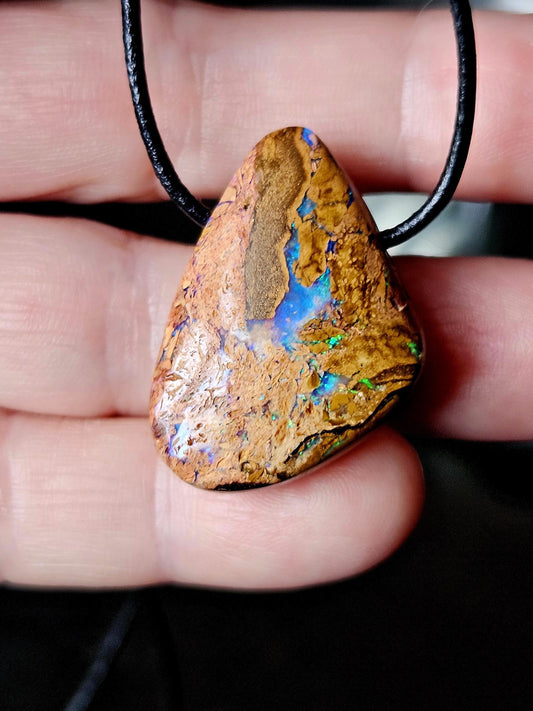 Magischer Boulder Opal Anhänger,"Atlantis Love", 32 x 23 x 9 mm, gebohrt, an verstellbarem Lederband, beidseitig tragbar
