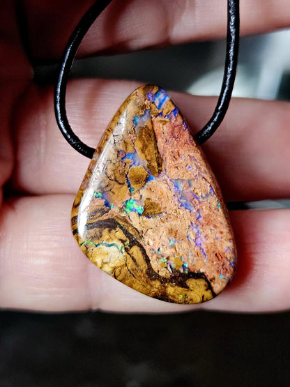 Magischer Boulder Opal Anhänger,"Atlantis Love", 32 x 23 x 9 mm, gebohrt, an verstellbarem Lederband, beidseitig tragbar