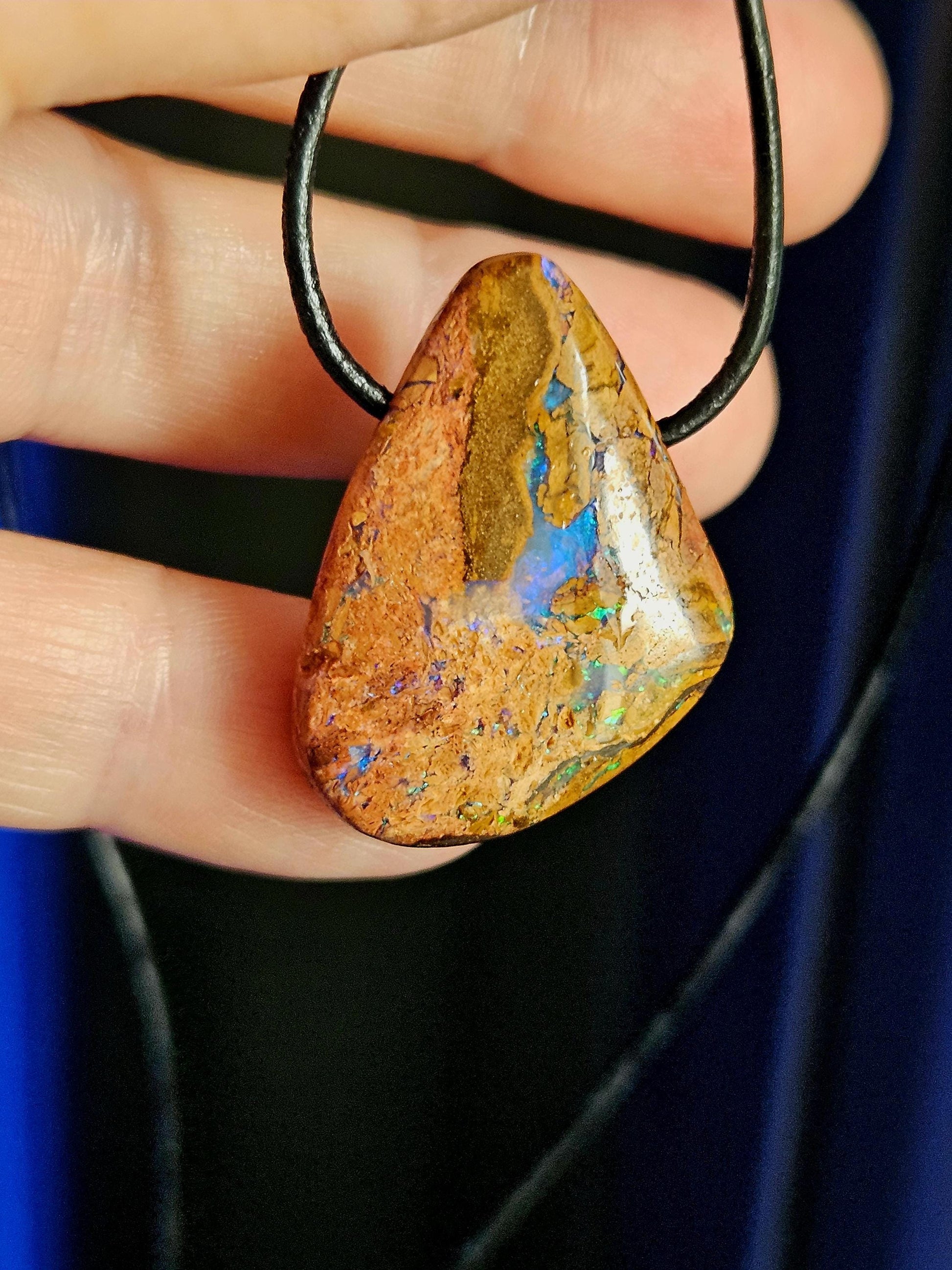 Magischer Boulder Opal Anhänger,"Atlantis Love", 32 x 23 x 9 mm, gebohrt, an verstellbarem Lederband, beidseitig tragbar