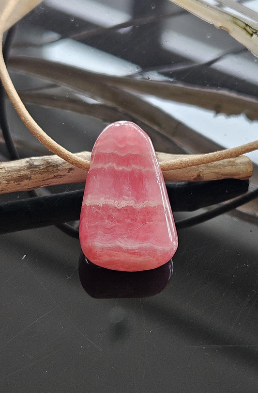 Feiner kleiner Rhodochrosit Anhänger, 25 x 17 x 8 mm, gebohrt, an verstellbarem Lederband
