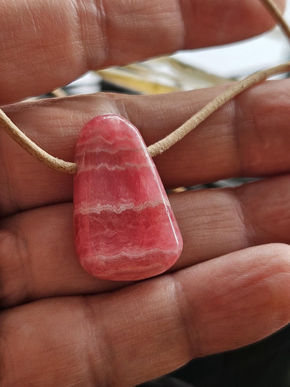 Feiner kleiner Rhodochrosit Anhänger, 25 x 17 x 8 mm, gebohrt, an verstellbarem Lederband