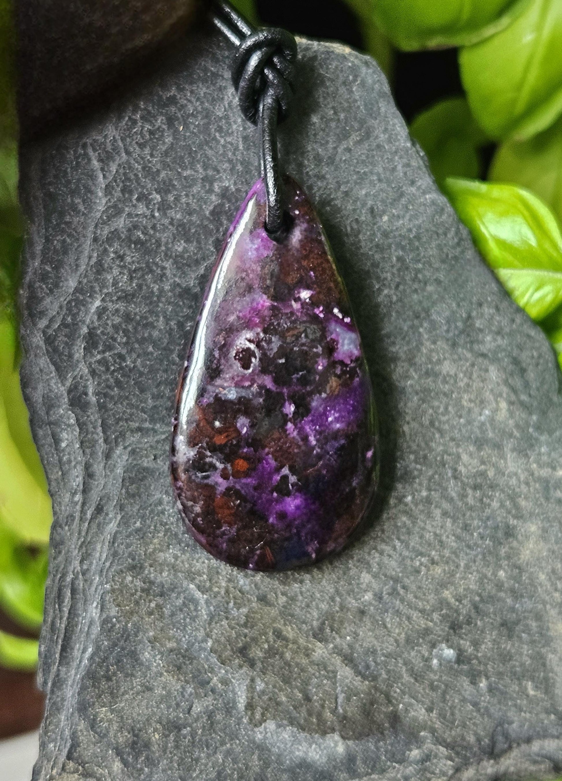 Seltener Sugilith Anhänger, 42 x 23 x 6 mm, gebohrt, an verstellbarem Lederband