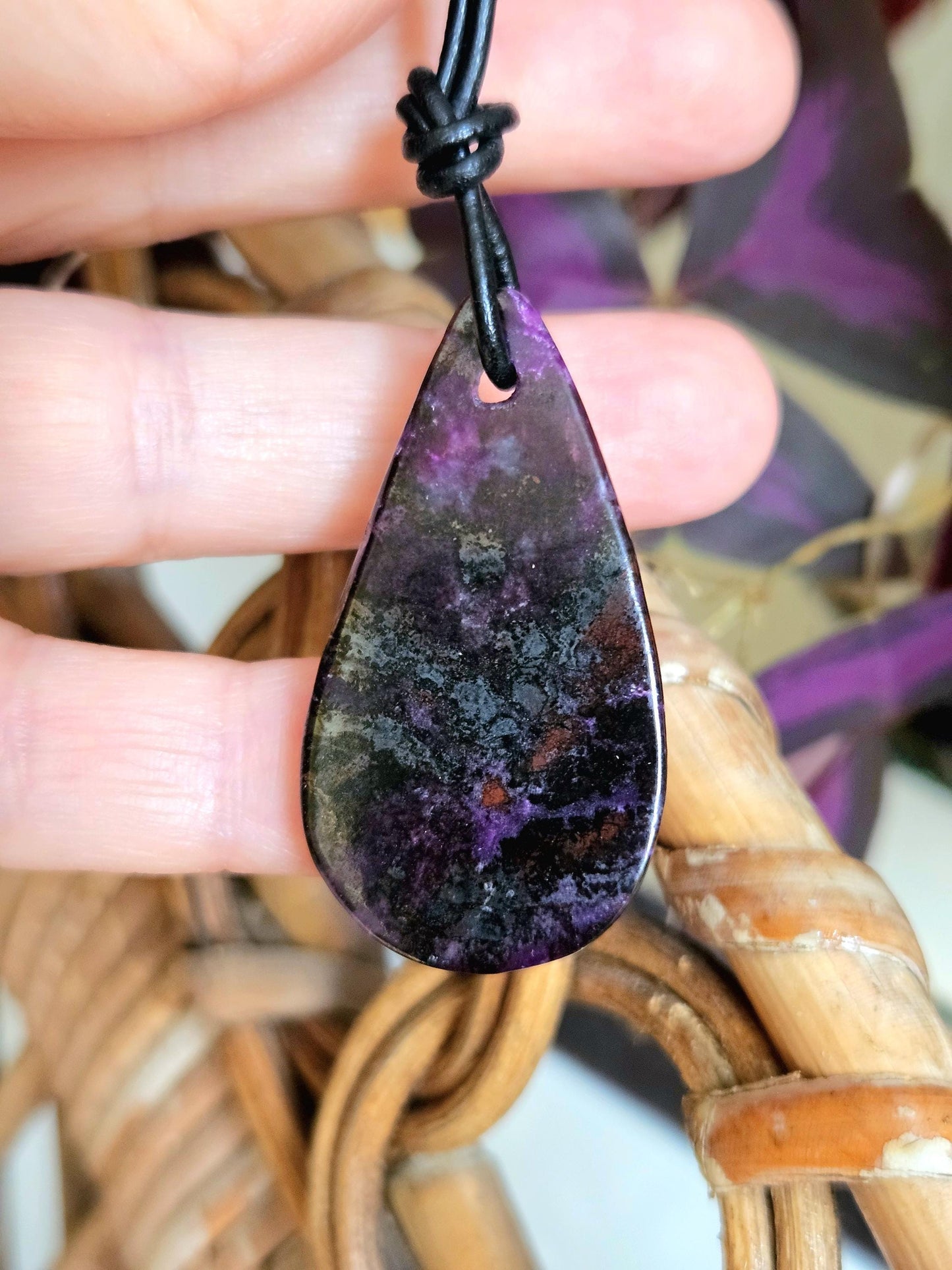 Seltener Sugilith Anhänger, 42 x 23 x 6 mm, gebohrt, an verstellbarem Lederband