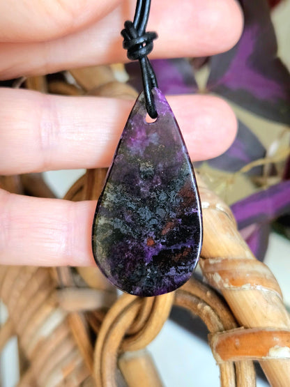 Seltener Sugilith Anhänger, 42 x 23 x 6 mm, gebohrt, an verstellbarem Lederband